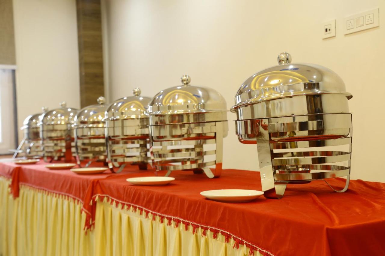 The Eleganza Hotel Jhājra Kültér fotó