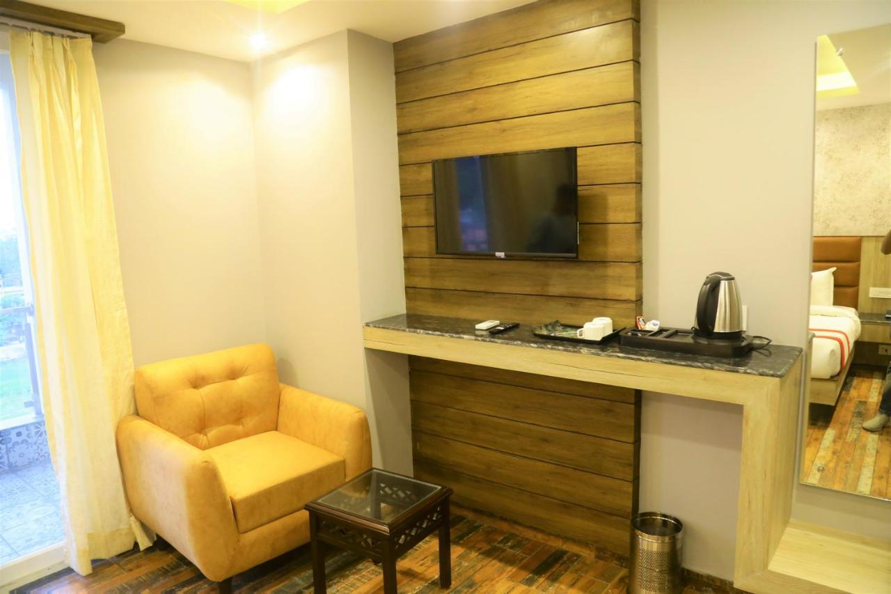 The Eleganza Hotel Jhājra Kültér fotó