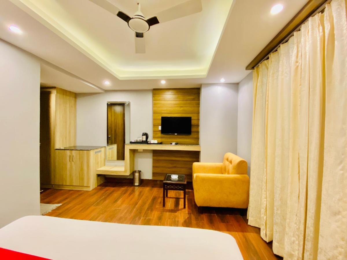 The Eleganza Hotel Jhājra Kültér fotó