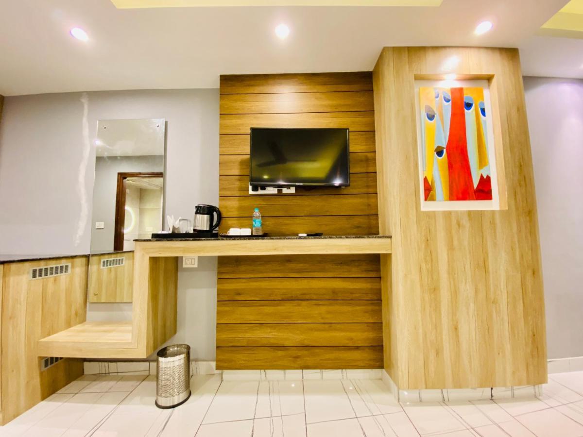 The Eleganza Hotel Jhājra Kültér fotó